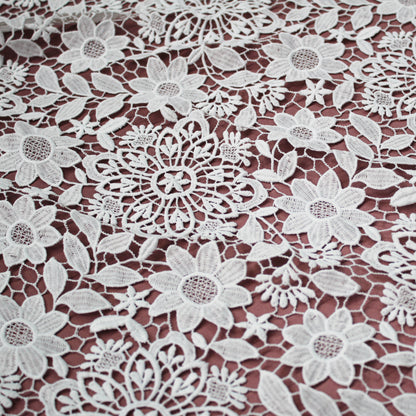 Macramé Lace with Multiform Flowers