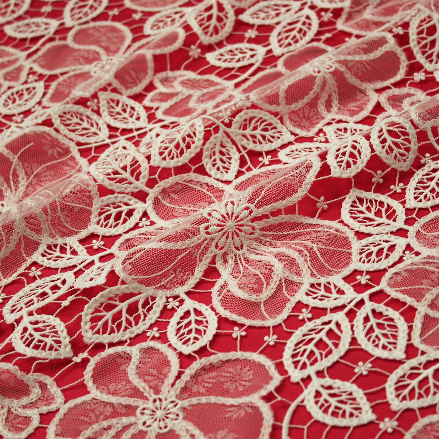 Pizzo Macramè con Petali di Fiori in Pizzo Chantilly