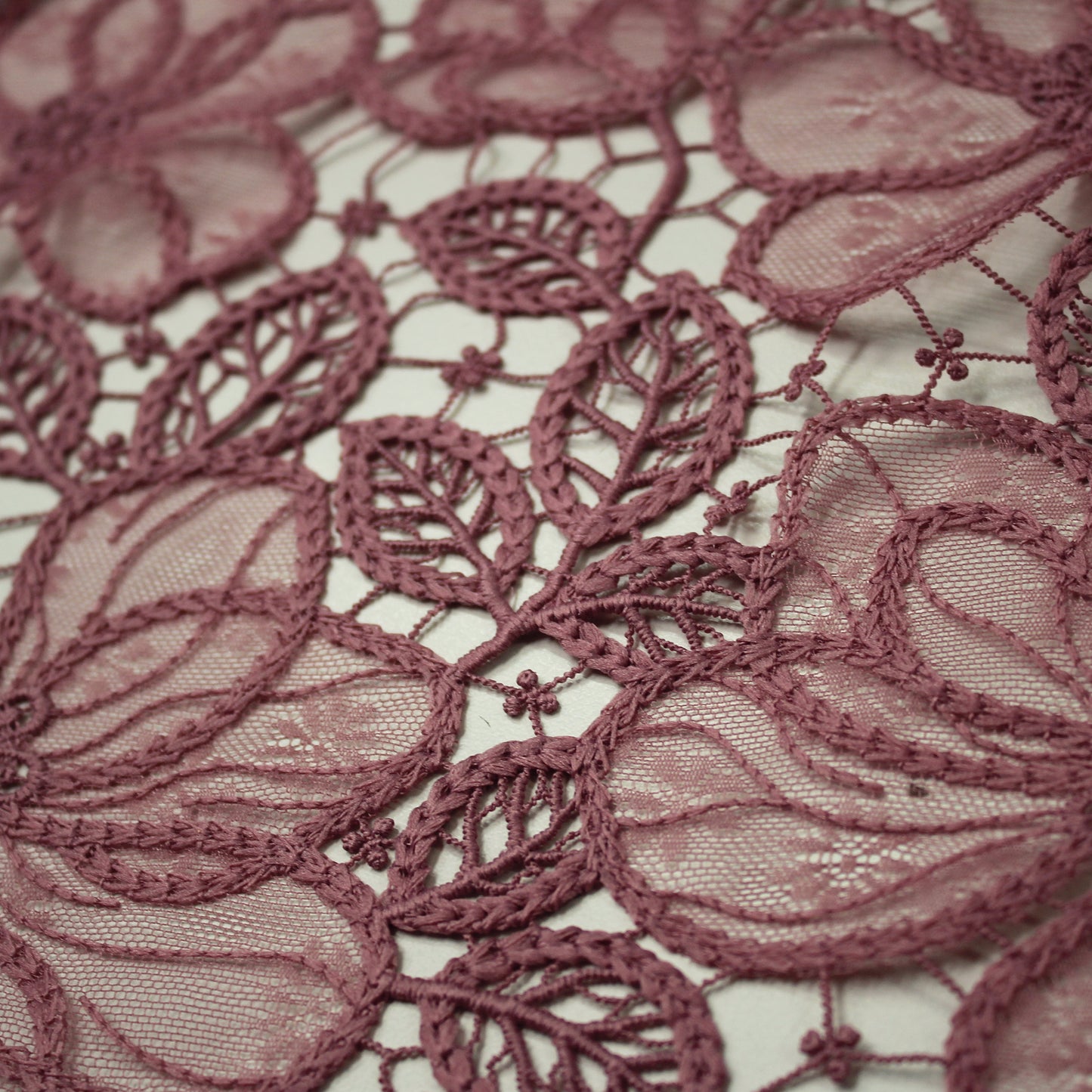 Pizzo Macramè con Petali di Fiori in Pizzo Chantilly