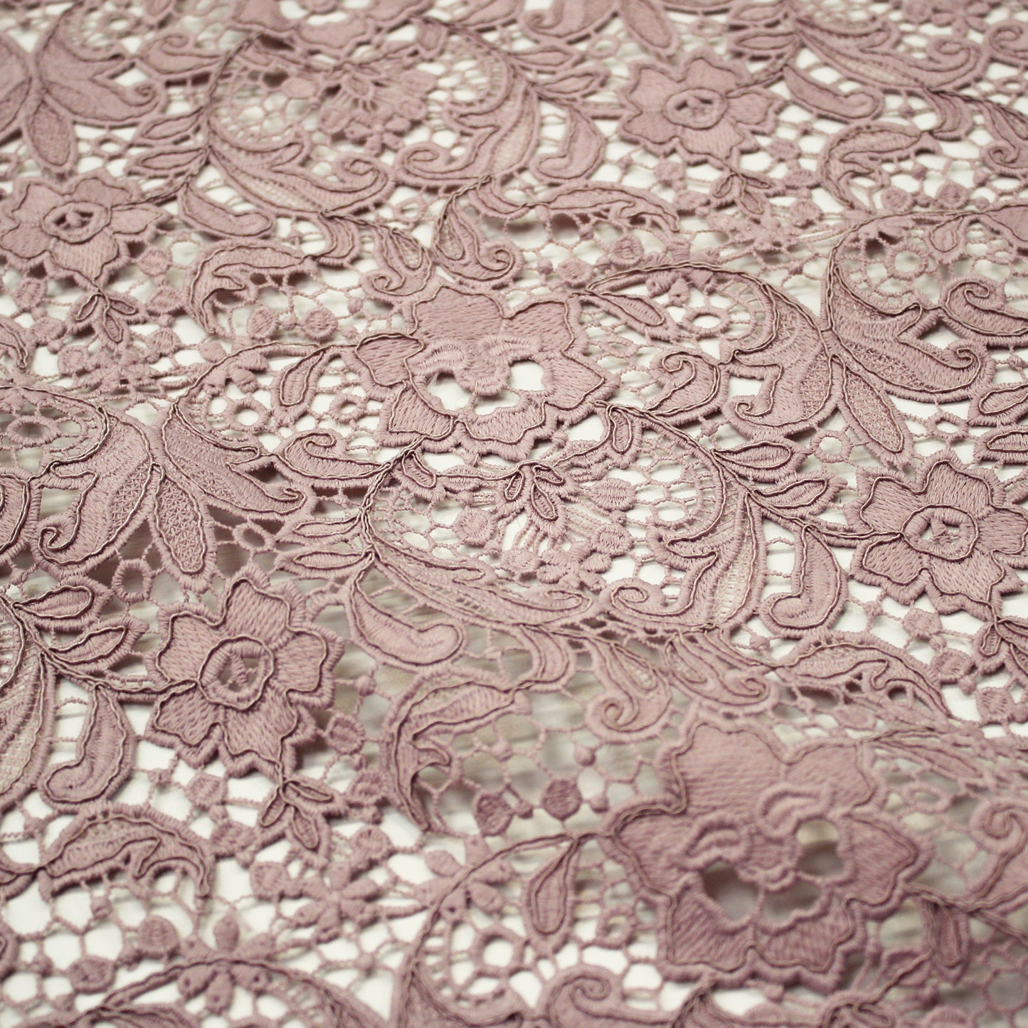 Pizzo Macramè Ricamato e Rebrodato con Fiori