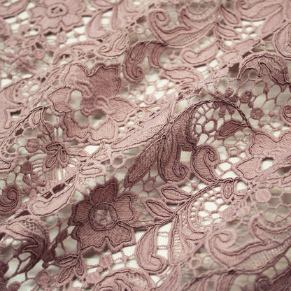 Pizzo Macramè Ricamato e Rebrodato con Fiori
