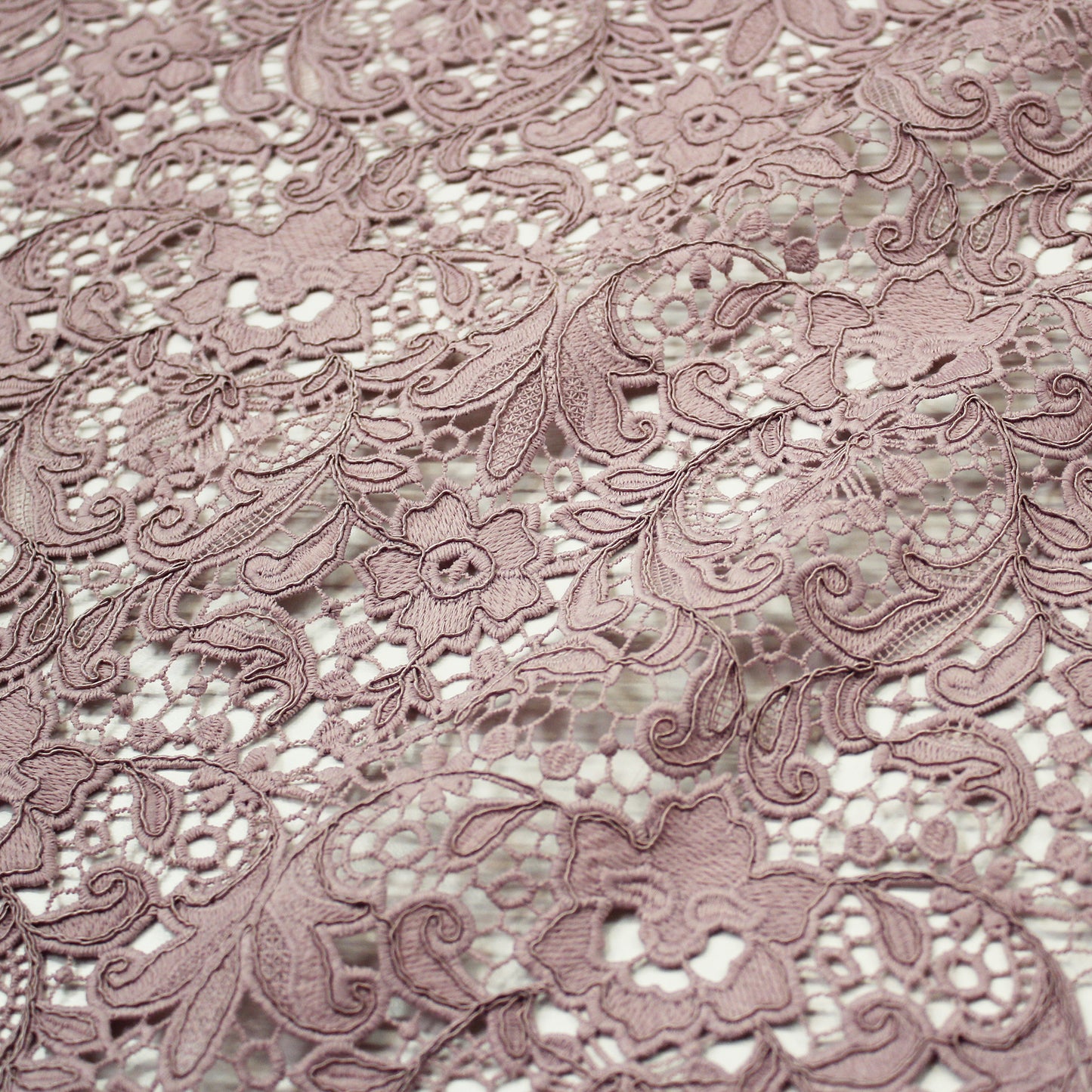 Pizzo Macramè Ricamato e Rebrodato con Fiori