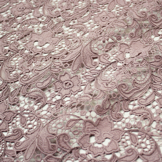 Pizzo Macramè Ricamato e Rebrodato con Fiori