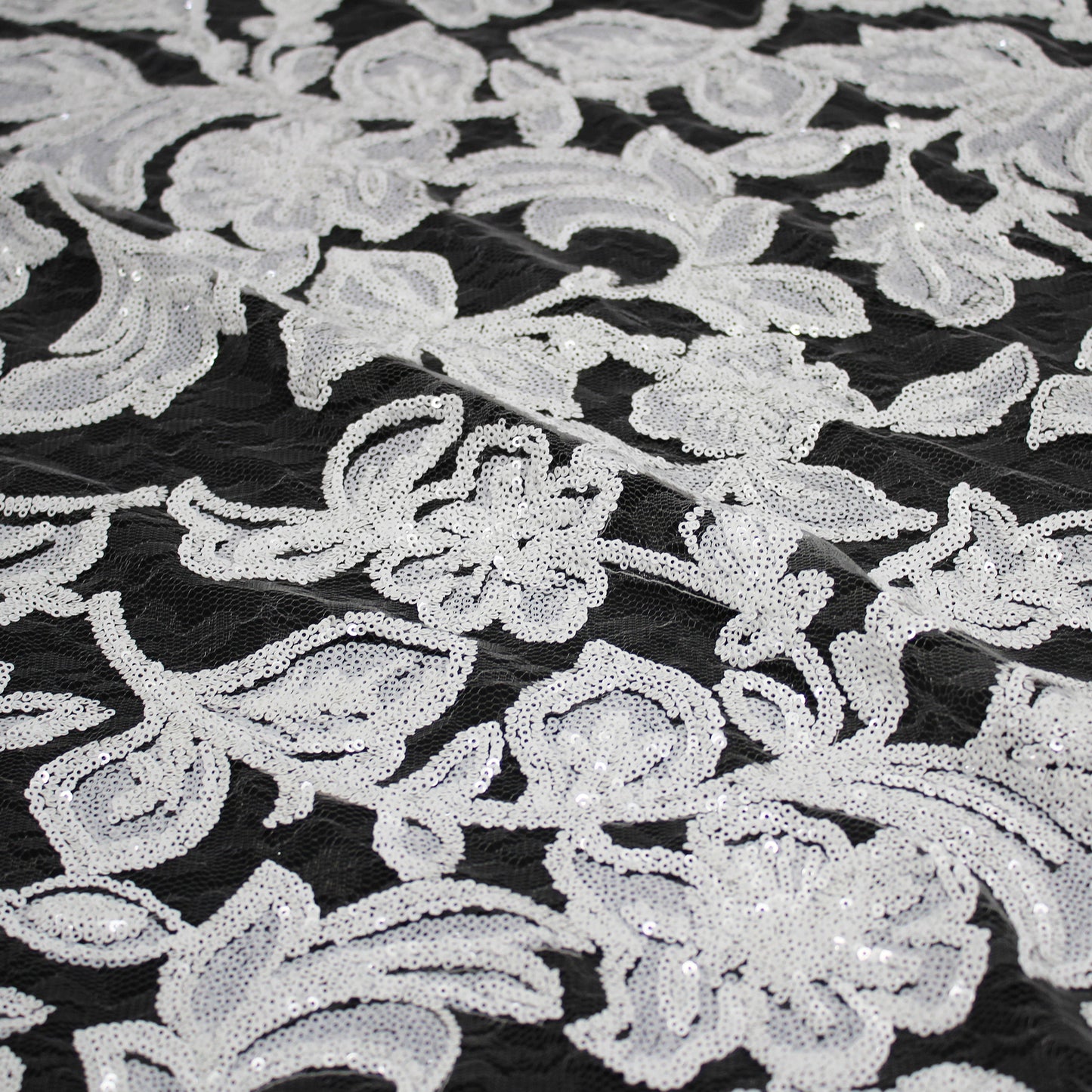 Pizzo Ricamato con Fiori di Pailletes Iridate e Lucide