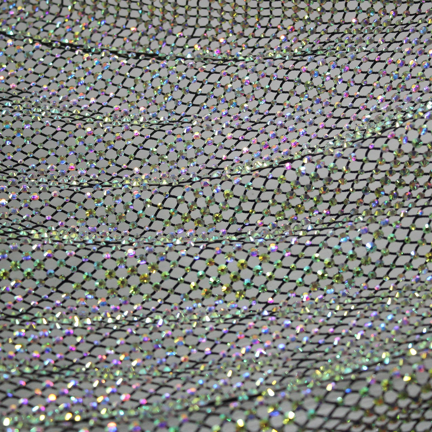 Rete Nera con Strass Tondi Multiforme Arcobaleno con Trama a Fasce Diagonali