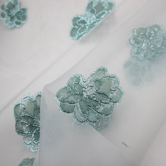 Tessuto Broccato con Base in Organza e Fiori Sparsi