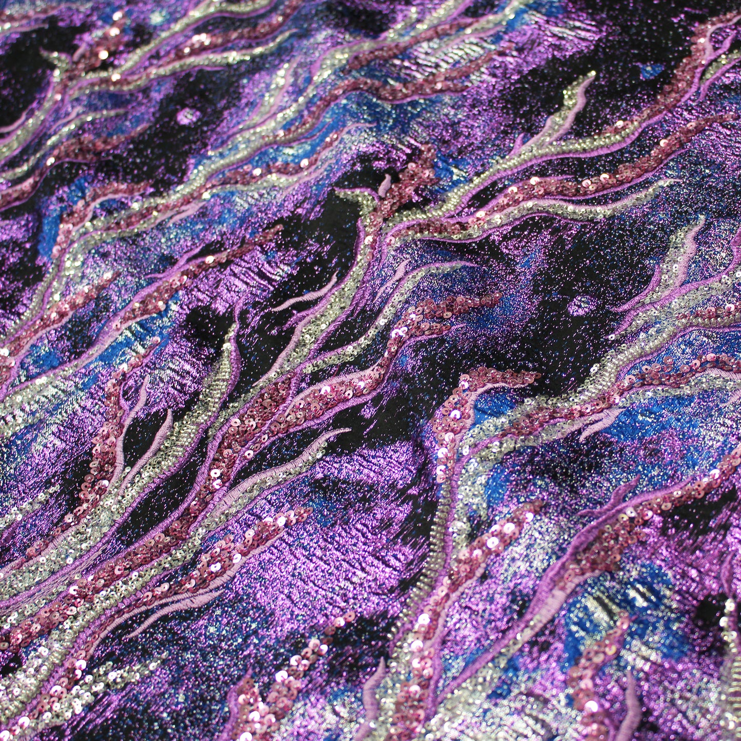Tessuto Broccato Ricamato con Coralli e Paillettes Effetto Ramato