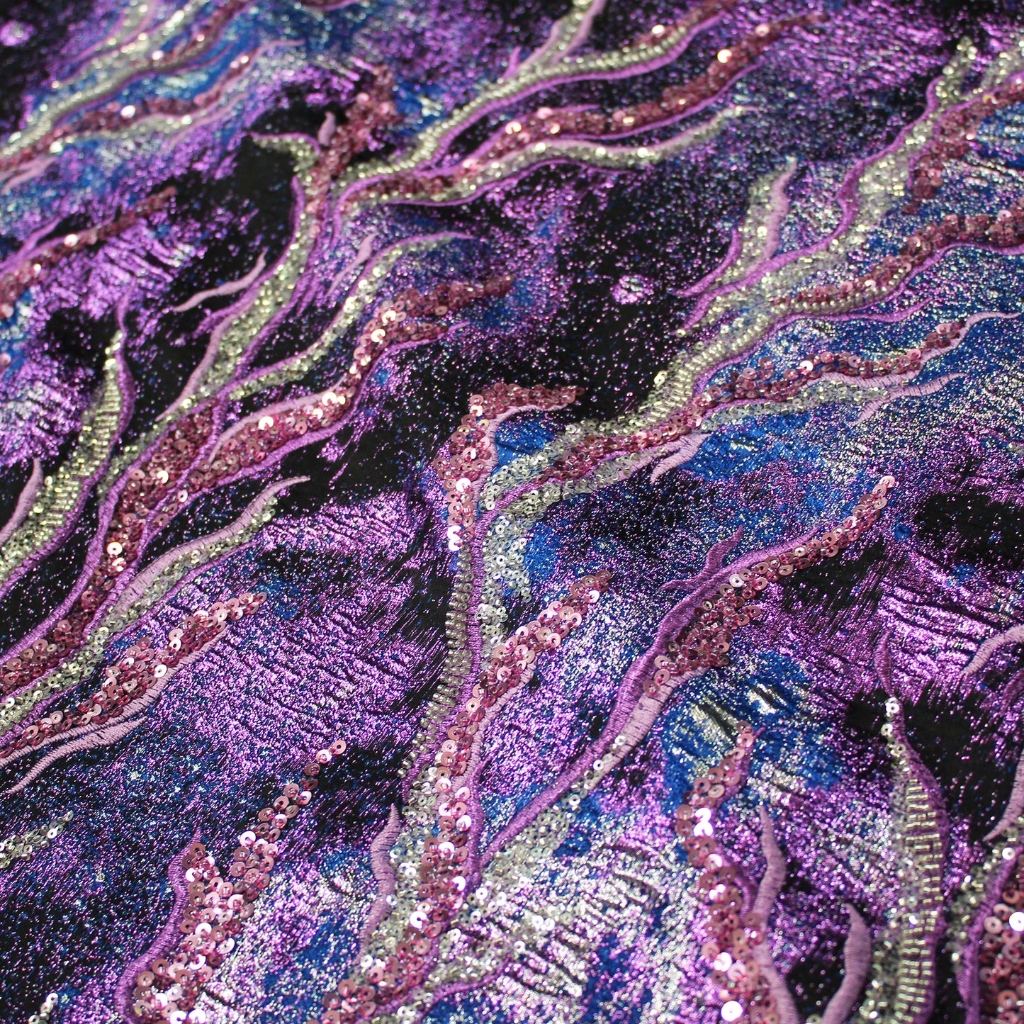 Tessuto Broccato Ricamato con Coralli e Paillettes Effetto Ramato
