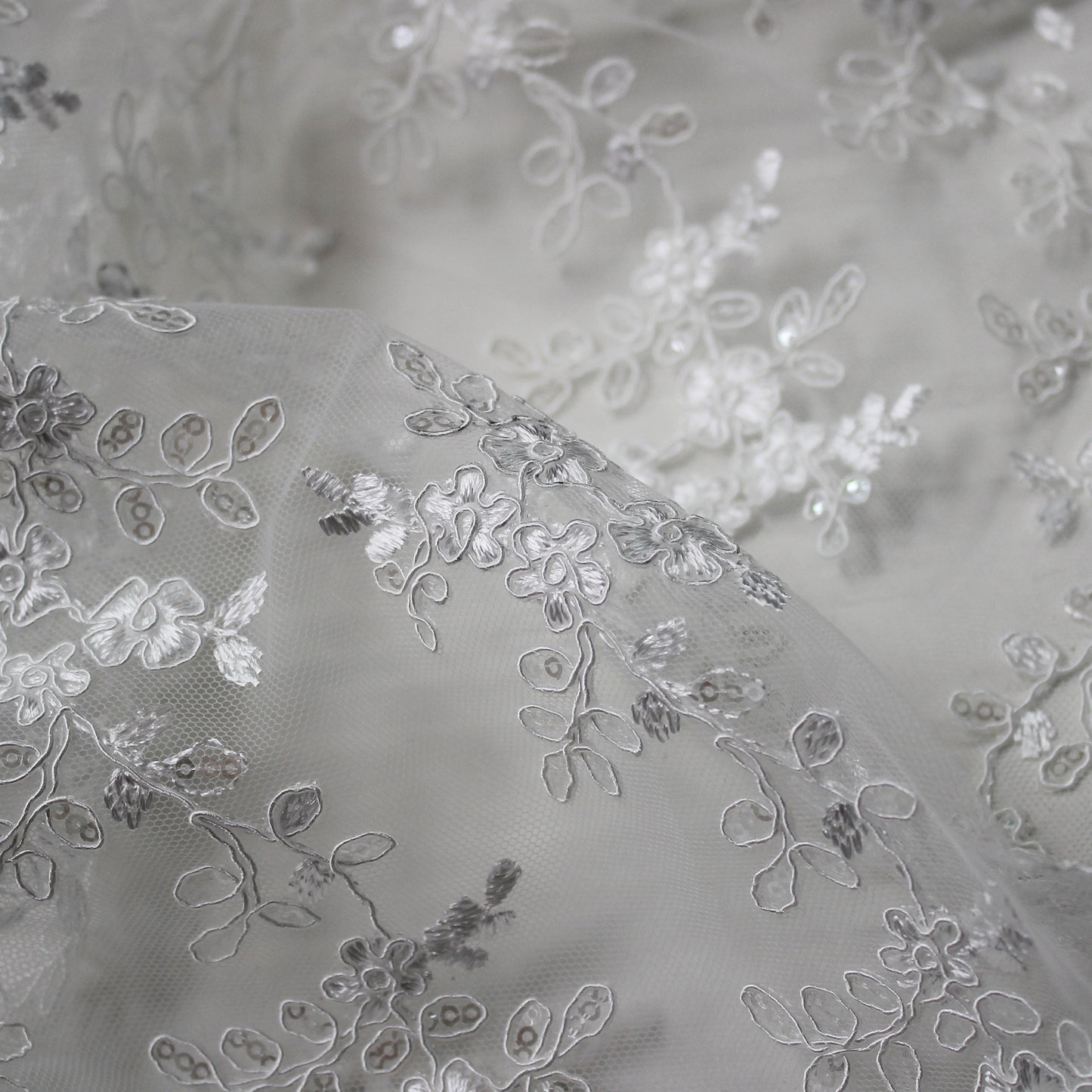 Tulle Rebrodato Ricamato con Fiori e Paillettes