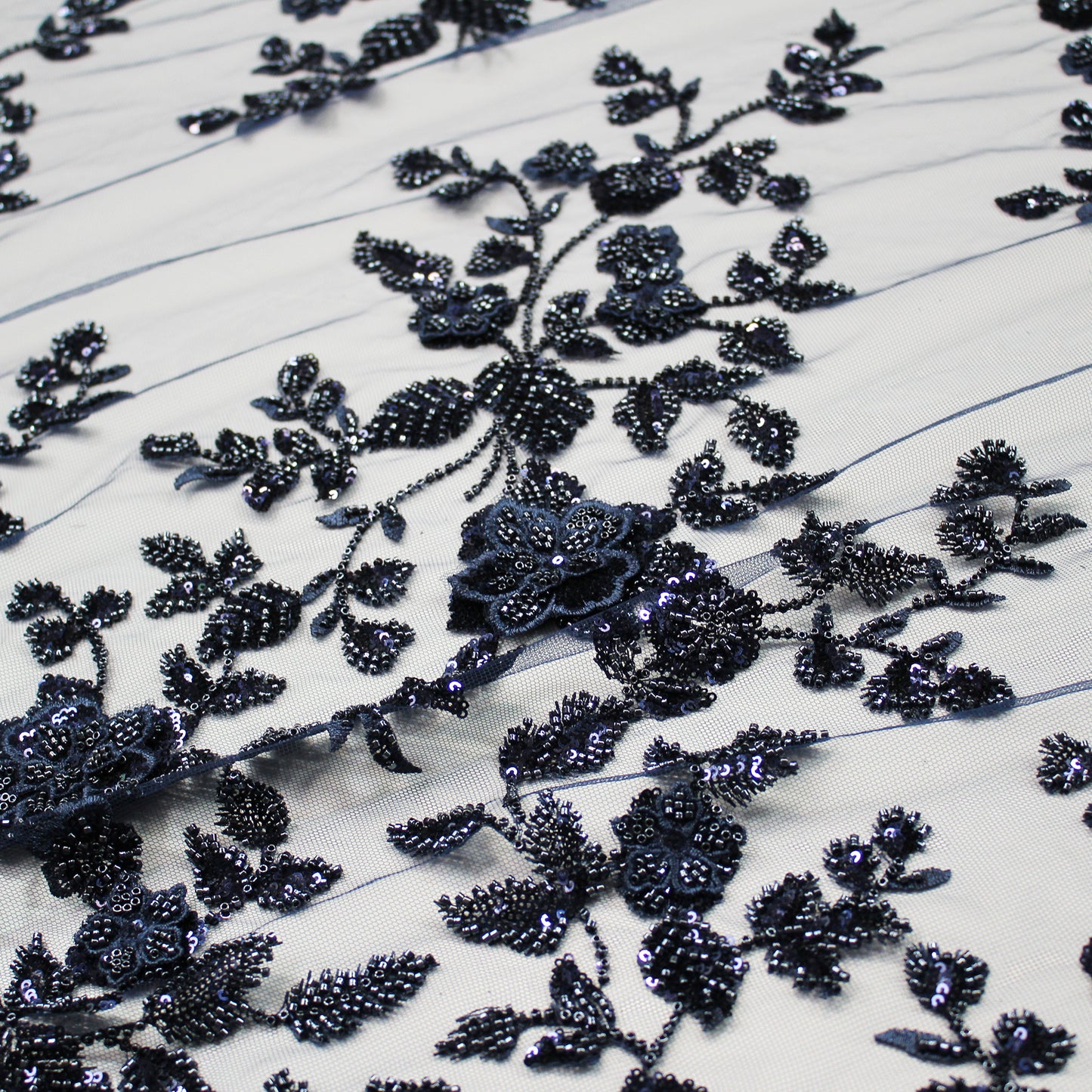 Tulle Ricamato con Degradè di Fiori 3D, Paillettes e Coralli