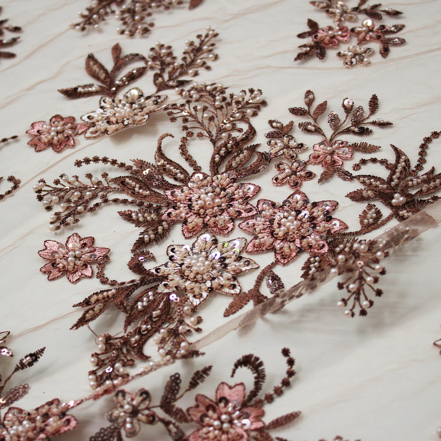 Tulle Ricamato a Filo con Fiori a Stella, Paillettes, Coralli e Perline