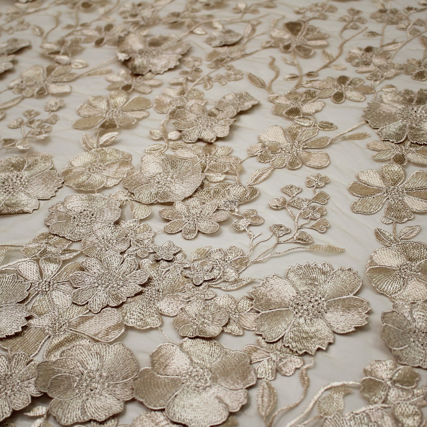 Tulle Ricamato con Fiori 3D Multiforme e Foglie