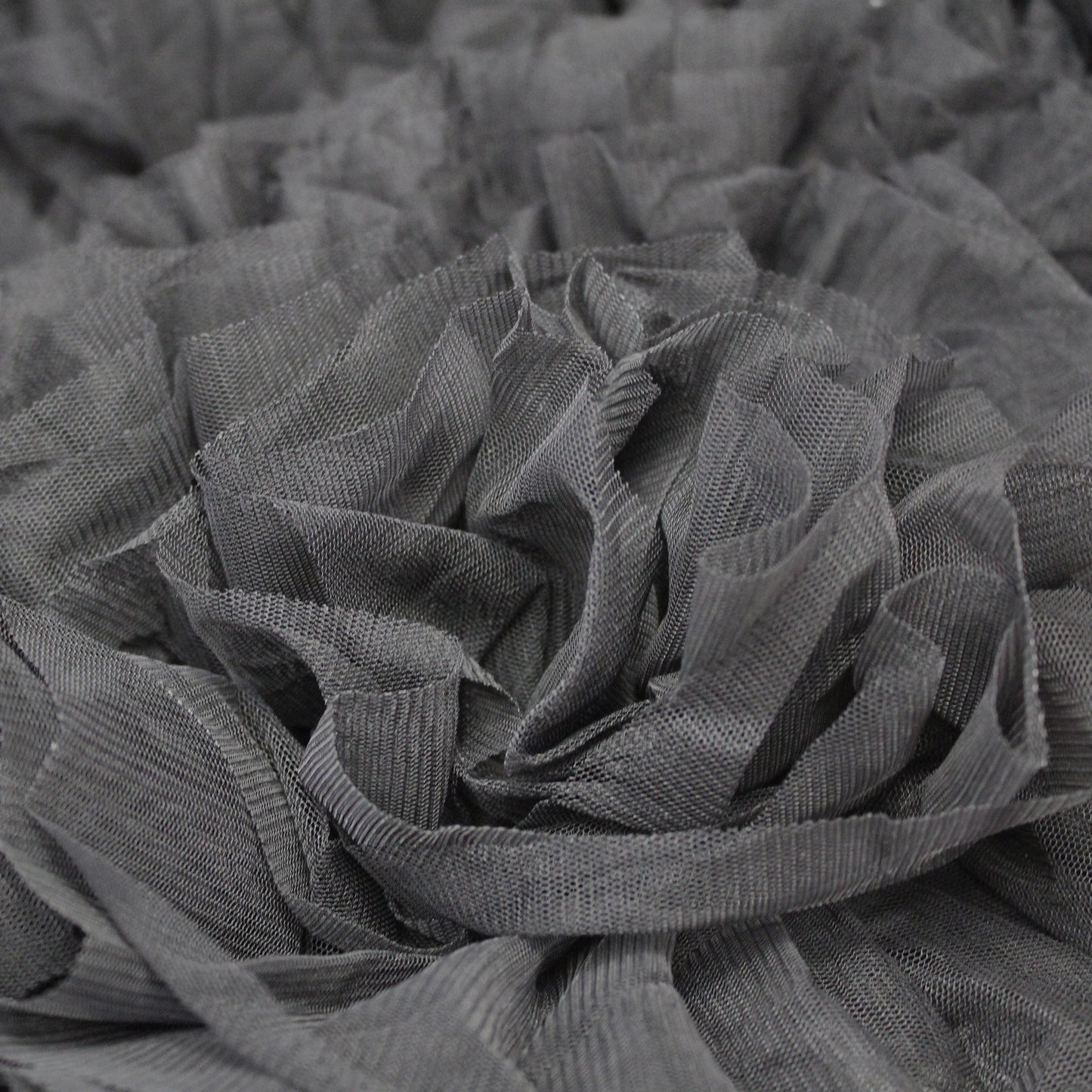 Tulle Ricamato con Fiori Grandi 3D e Rouches