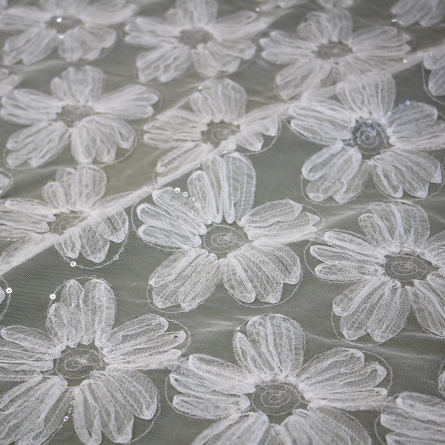 Tulle Ricamato con Fiori in Tulle e Paillettes