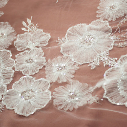 Tulle Ricamato con Fiori in Tulle, Paillettes e Corallini