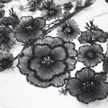 Tulle Ricamato con Fiori in Tulle, Paillettes e Corallini