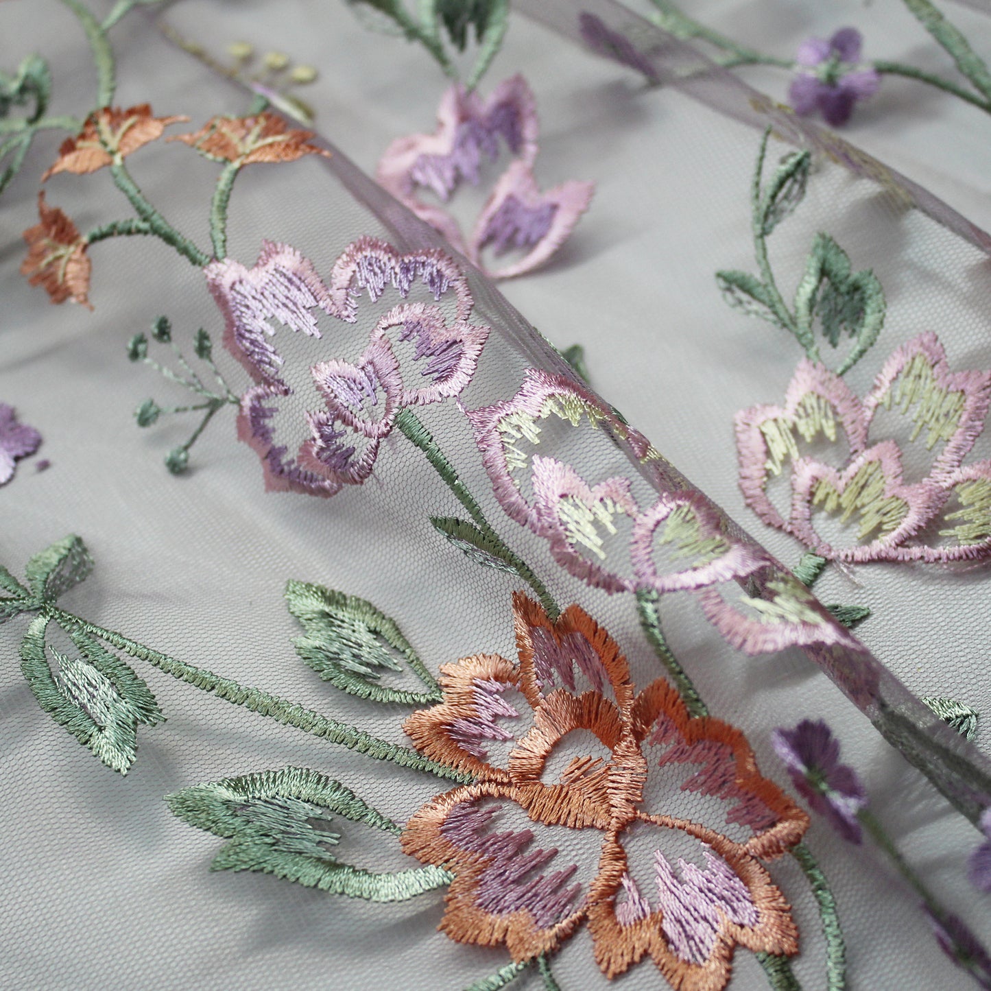 Tulle Ricamato Lavanda con Fiori Pesco in Lurex