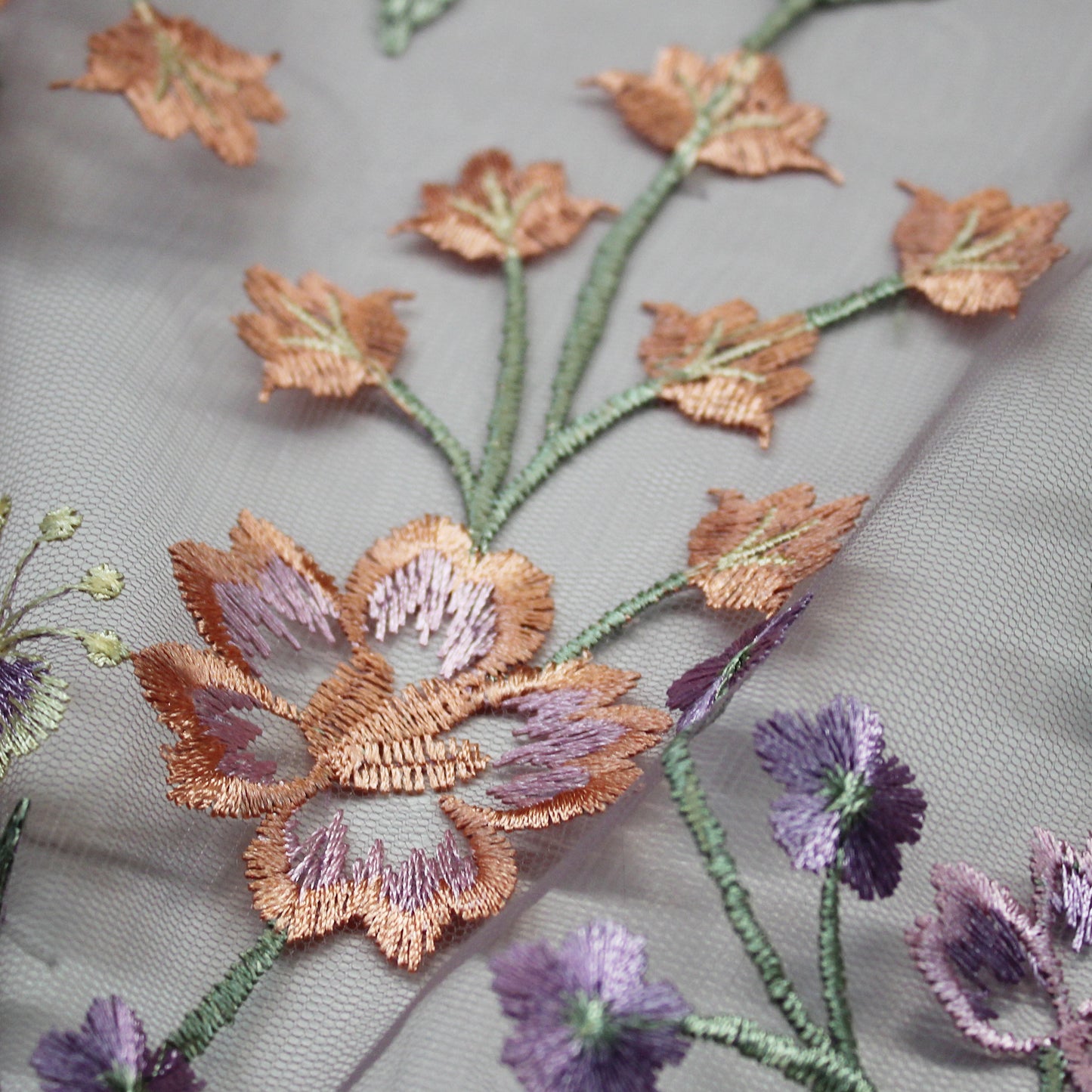 Tulle Ricamato Lavanda con Fiori Pesco in Lurex