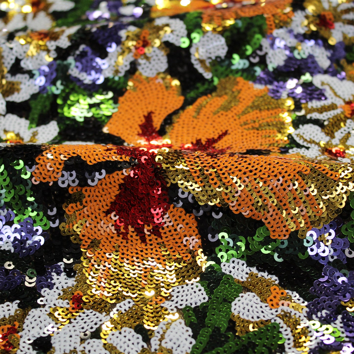 Tulle ricamato con paillettes e fiori arancio