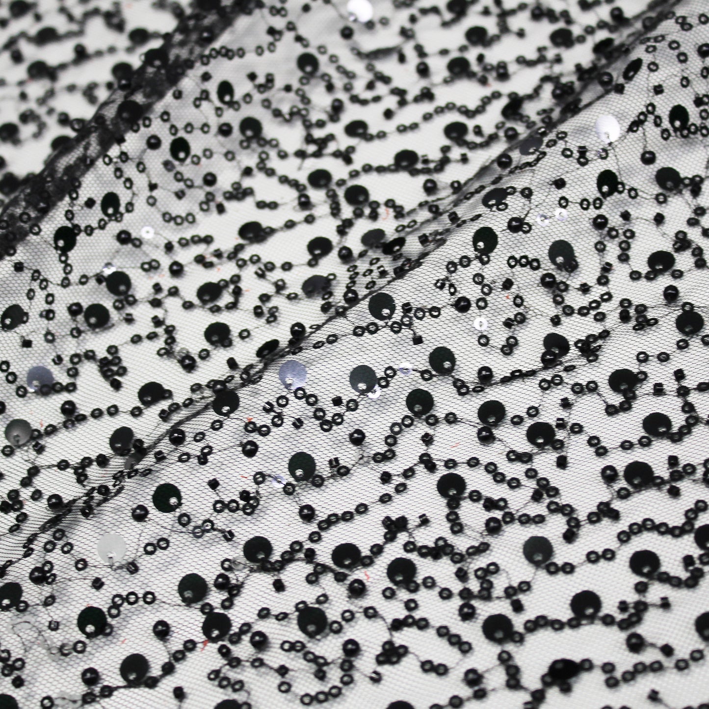 Tulle Ricamato con Perle, Coralli e Paillettes Multiforme a Campo Pieno