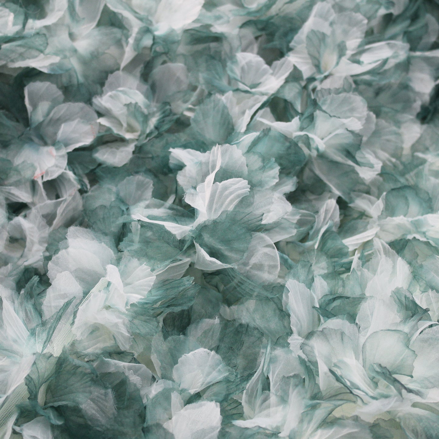 Tulle Ricamato con Petali di Fiori in Organza Multicolor