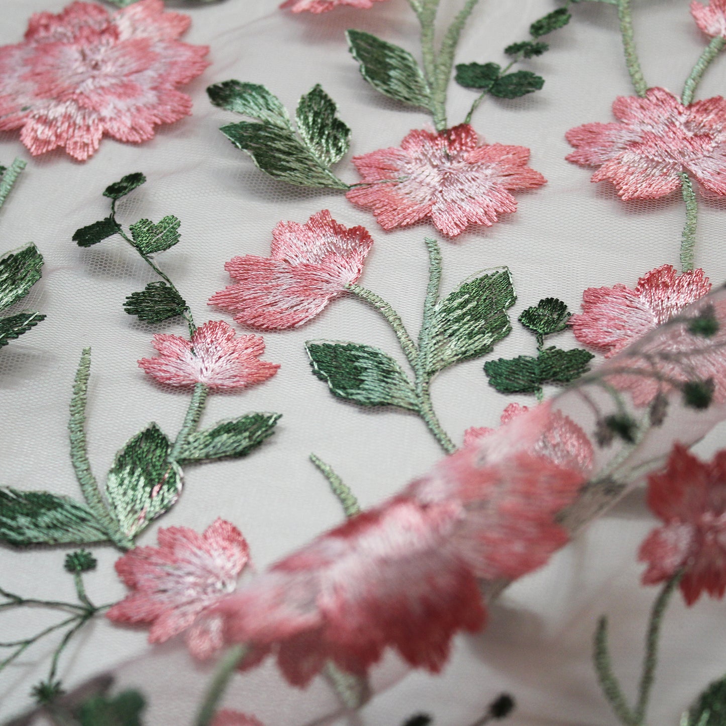 Tulle Ricamato Rosa con Fiori Rosa in Lurex