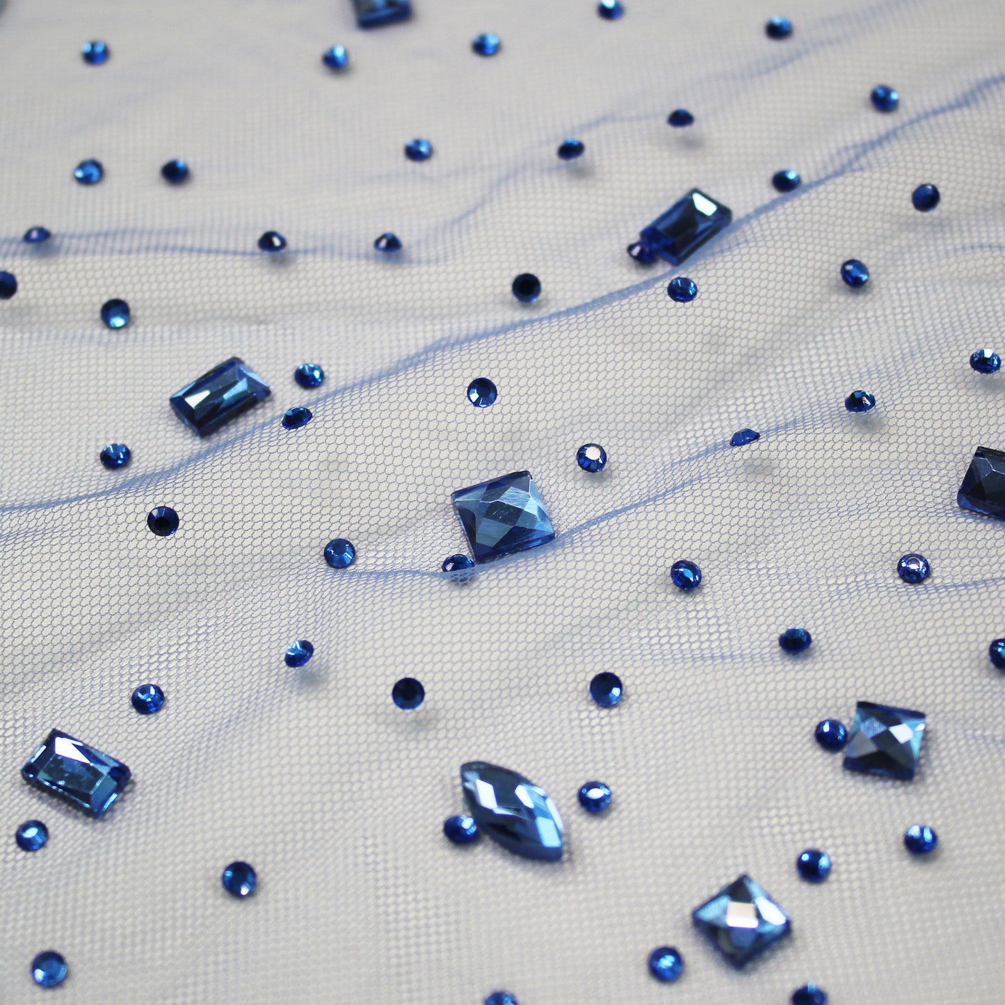 Tulle Ricamato con Strass e Pietre Multiforme Tono su Tono Effetto Degradè