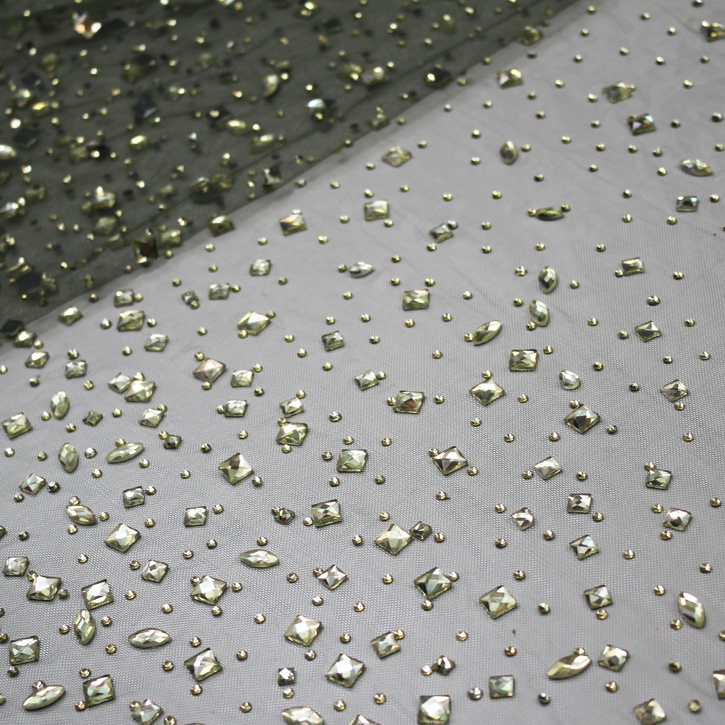 Tulle Ricamato con Strass e Pietre Multiforme Tono su Tono Effetto Degradè