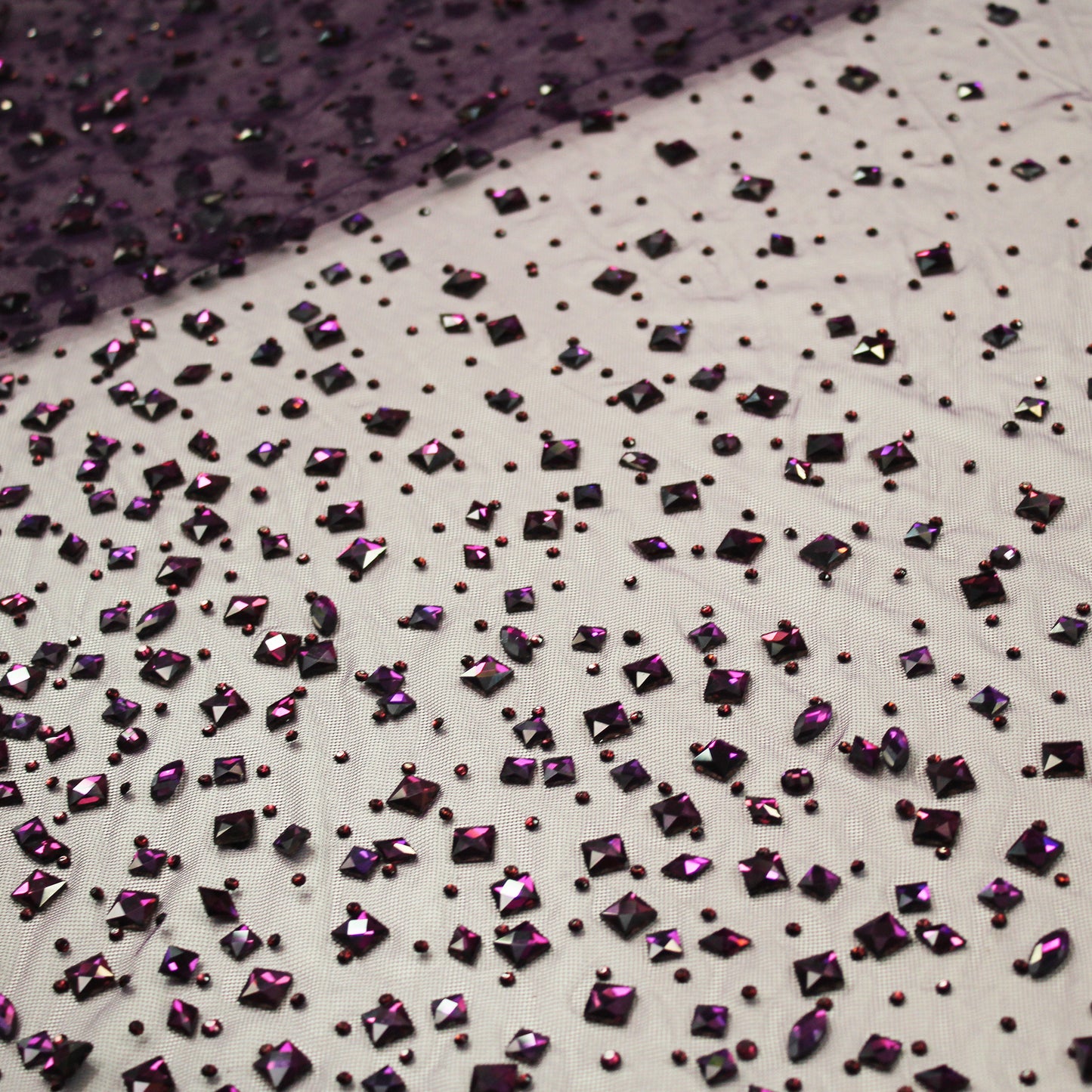 Tulle Ricamato con Strass e Pietre Multiforme Tono su Tono Effetto Degradè